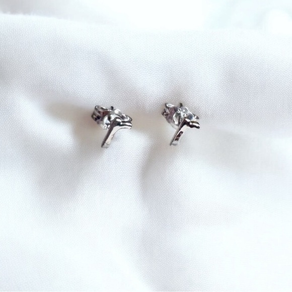 Sterling Silver Initial ‘r’ Stud Earrings - Picture 7 of 8